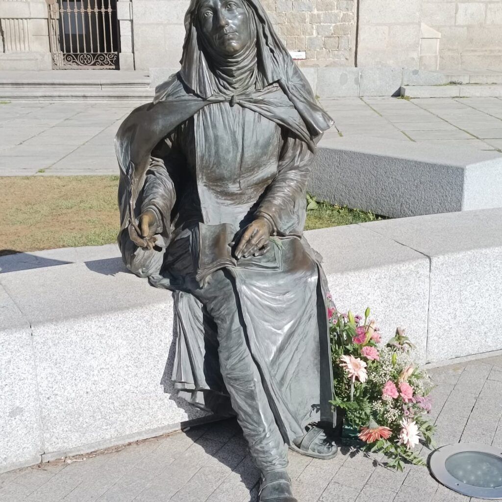 Escultura de Santa Teresa de Jesus con un libro (Ávila)