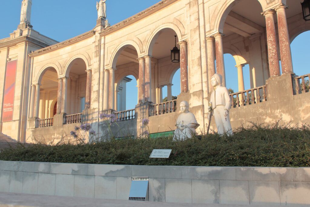 Figuras de Francisco y Jacinta, dos de los pastorcitos que vieron las apariciones