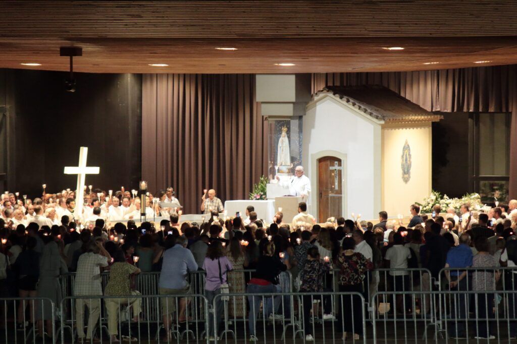 Misa nocturna al aire libre en el Santuario de Nuestra Señora de Fátima