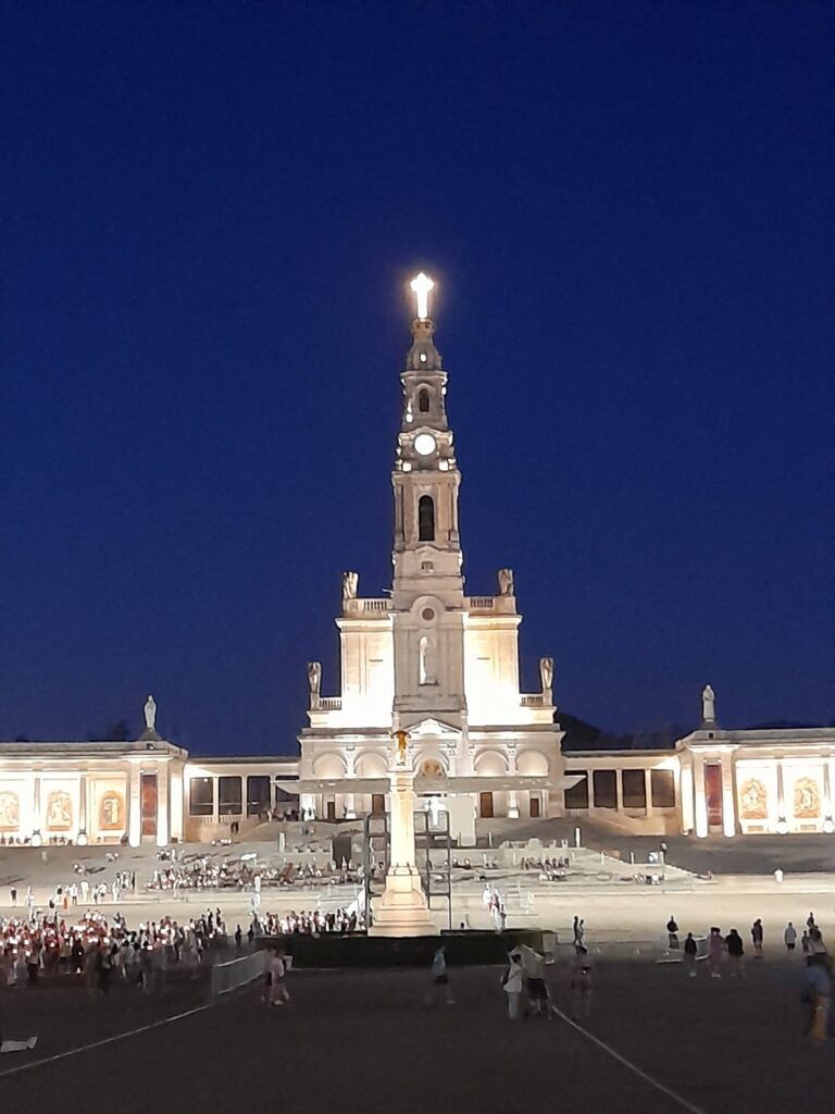 Peregrinación nocturna en el Santuario de Nuestra Señora de Fátima