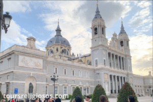 Visita la Catedral de La Almudena con toursreligiosos.com