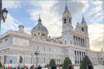 Visita la Catedral de La Almudena con toursreligiosos.com