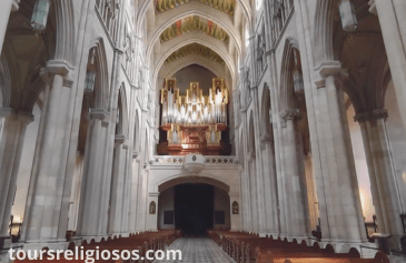 Vista del interior de la Catedral de la Almudena nave central y órgano principal