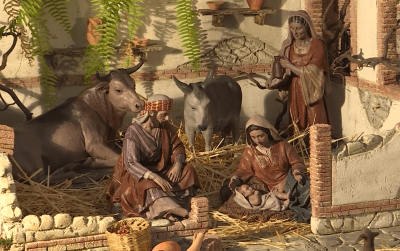 Figuras del nacimiento de Jesús en el Belén del Real Monasterio de la Encarnación de Madrid, mostrando a la Sagrada Familia (María, José y el Niño Jesús), un buey, un asno.