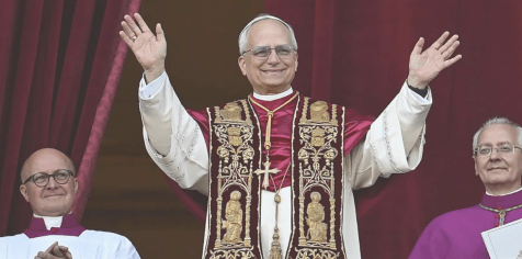El papa León XIV con vestidura dorada y brazos alzados, realiza un gesto de bendición. Momento ceremonial de gran relevancia religiosa.