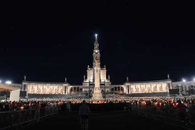 Procesion nocturna frente al Santuario de Fátima